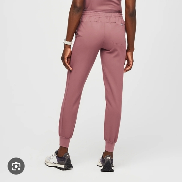 Figs Mari Skinny Ulta Rose Joggers NWOT - Picture 2 of 13